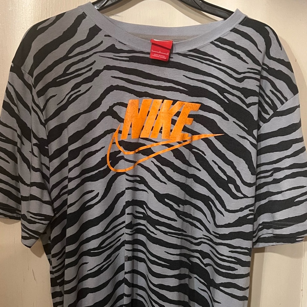 Nike "wild zebra"shirt. (L)